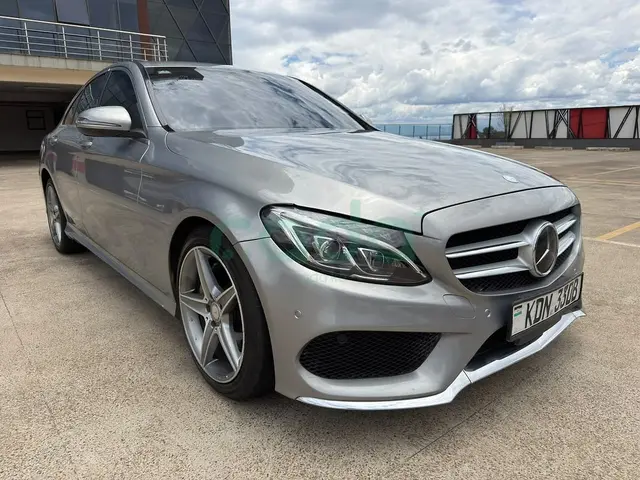 2016 Mercedes-Benz C200 2.0 Turbo AMG Line — photo 1 of 10